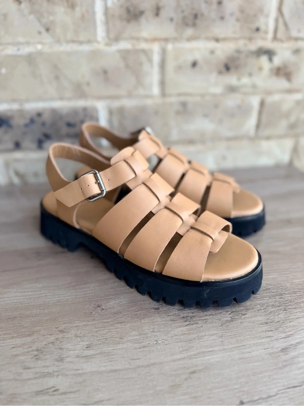 Quince Italian Leather Cashew Fisherman Sandals with Black Lug Sole NWOB Size 8